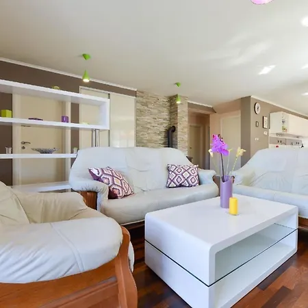 Ferienhaus Mit Privatpool Fuer 6 Personen Ca 120 Qm In Zadar, Dalmatien Und Umgebung