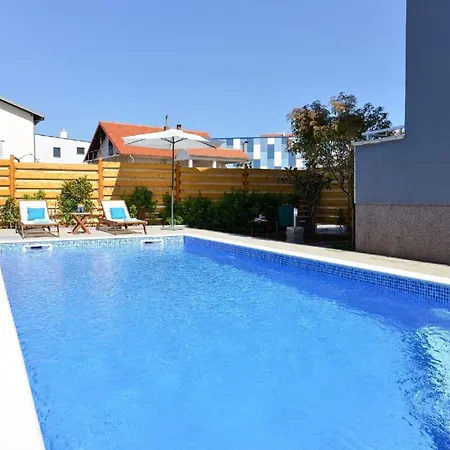 Ferienhaus Mit Privatpool Fuer 6 Personen Ca 120 Qm In Zadar, Dalmatien Und Umgebung *