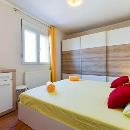 Ferienhaus Mit Privatpool Fuer 6 Personen Ca 120 Qm In Zadar, Dalmatien Und Umgebung Holiday home