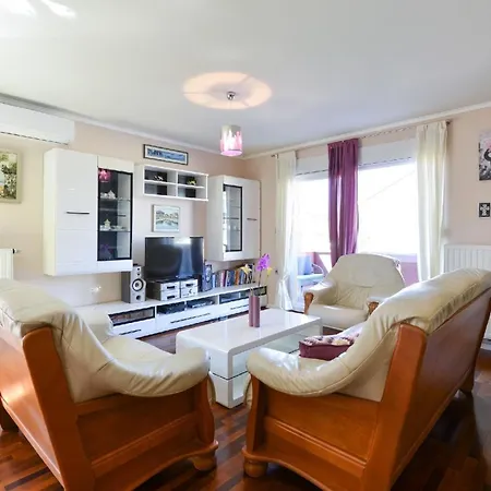 Ferienhaus Mit Privatpool Fuer 6 Personen Ca 120 Qm In Zadar, Dalmatien Und Umgebung Holiday home *